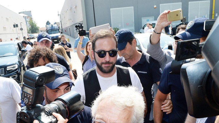 Od bohatera do zera. Koszulki Higuaina "ozdabiają" kosze na śmieci!