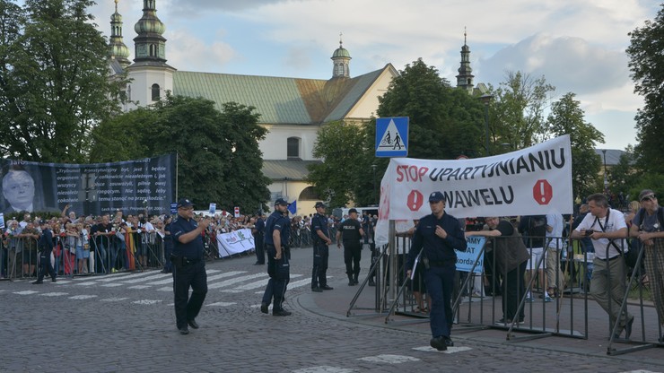 Wydarzenia z trzech protestów pod Wawelem badane w jednym śledztwie
