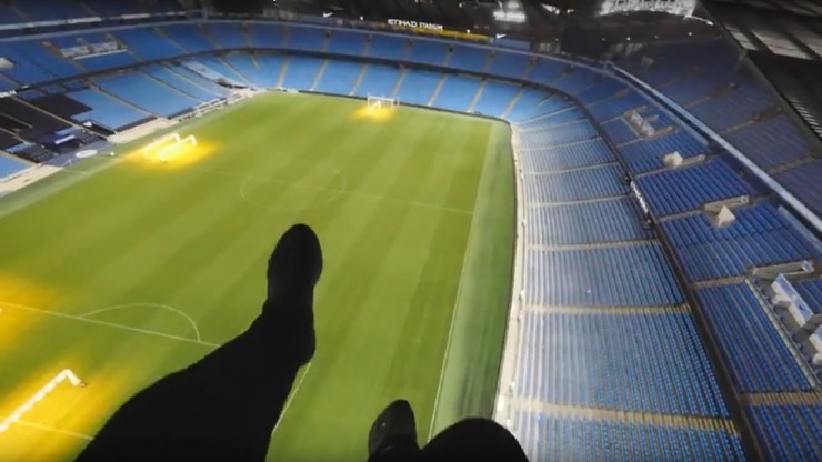 Grupa mężczyzn włamała się na dach stadionu w Manchesterze