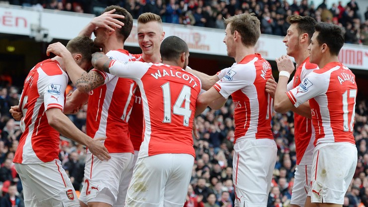 Arsenal dominuje, Szczęsny na ławce