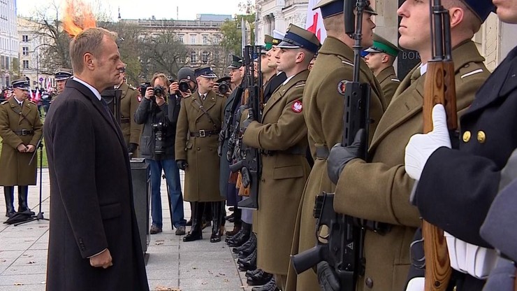 "Cwaniacki numer fałszywego patrioty przy Grobie Grobów Polski". Pawłowicz o złożeniu wieńca przez Tuska