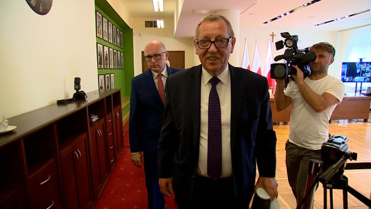 "Ja tego incydentu nie znam". Szyszko mija się z prawdą o pobiciu operatora Polsat News w Puszczy Białowieskiej