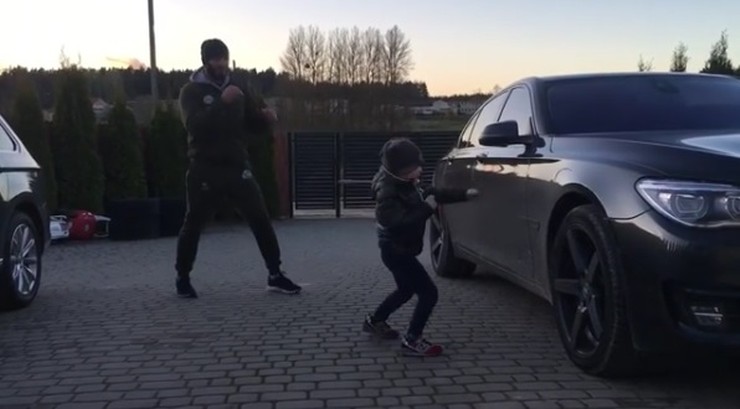 Syn Khalidova podbija serca internautów. Czy rośnie następca mistrza MMA? (WIDEO)