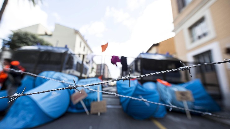 Włochy: w ośrodkach przebywa rekordowa liczba migrantów