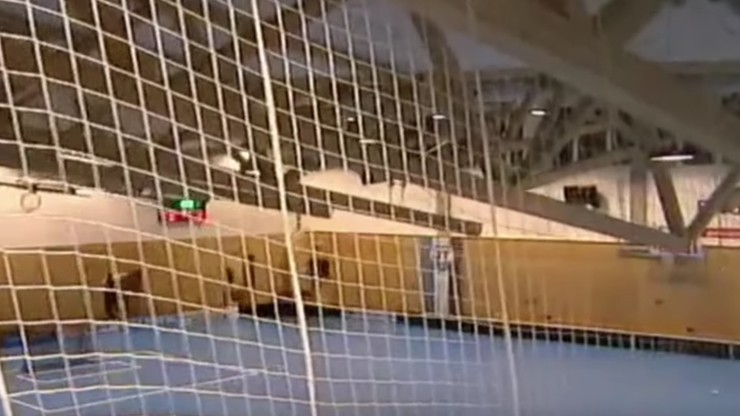 Chwile grozy w Czechach! Podczas meczu zapadł się dach! (WIDEO)