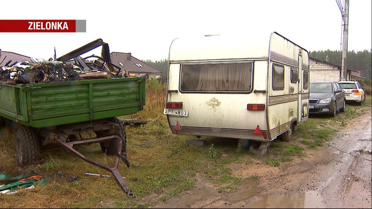 Pożar zabrał im dach nad głową. Pilnują posesji w... przyczepie kempingowej