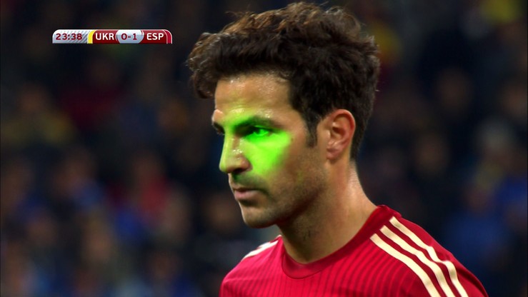 Lasery zaczarowały Fabregasa. Przestrzelony karny!