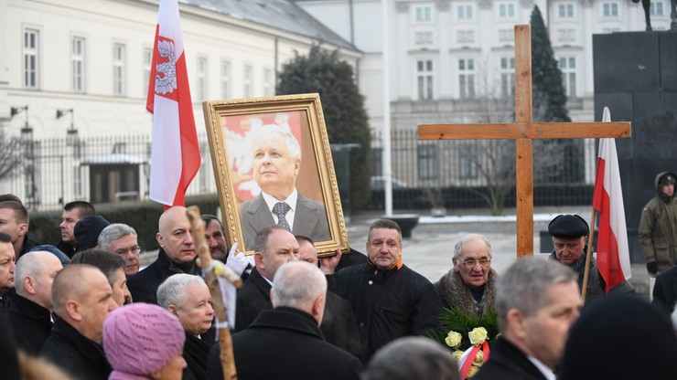 81. miesięcznica smoleńska. Przed Pałac Prezydencki przyszli też Obywatele RP